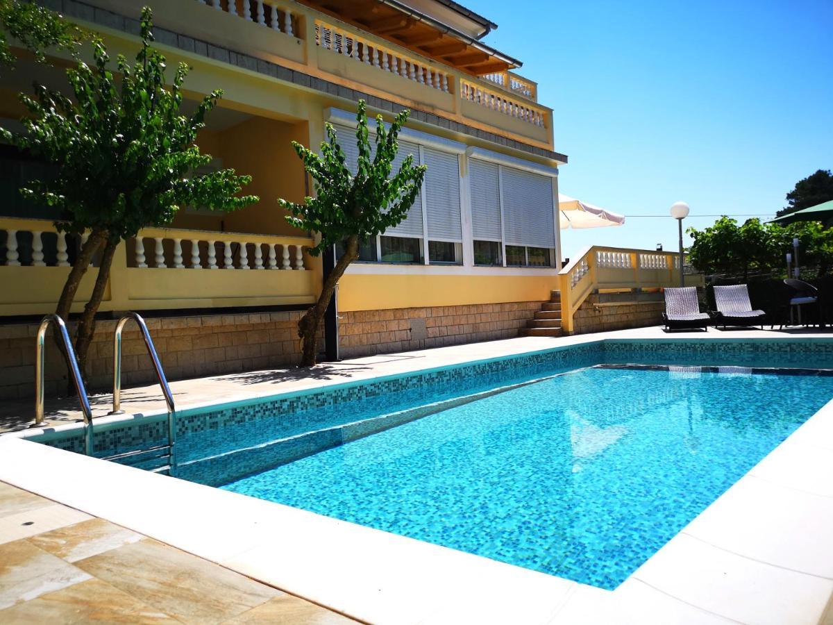Apartments With A Swimming Pool Banjol, Rab - 11382 Eksteriør billede