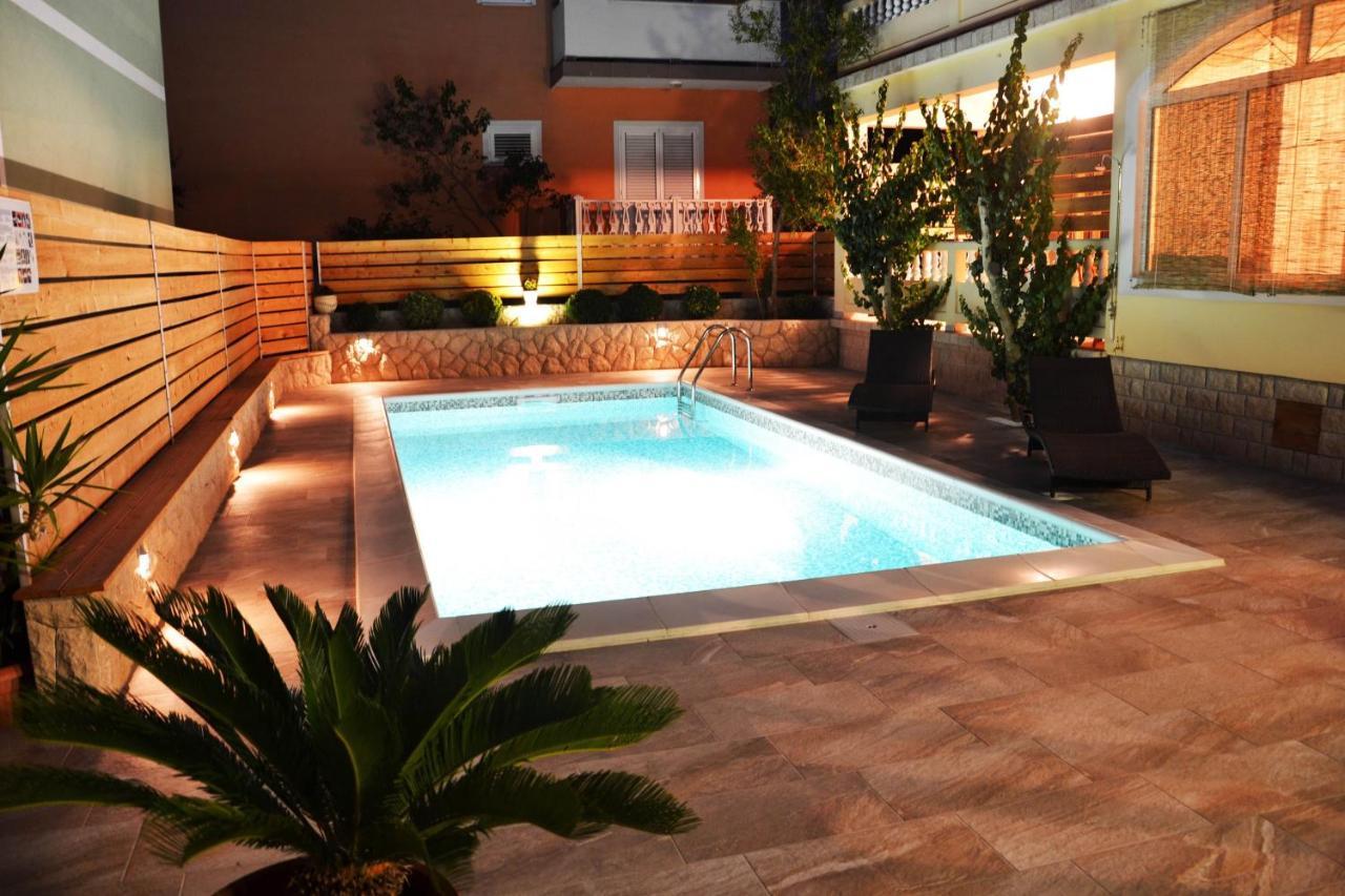 Apartments With A Swimming Pool Banjol, Rab - 11382 Eksteriør billede